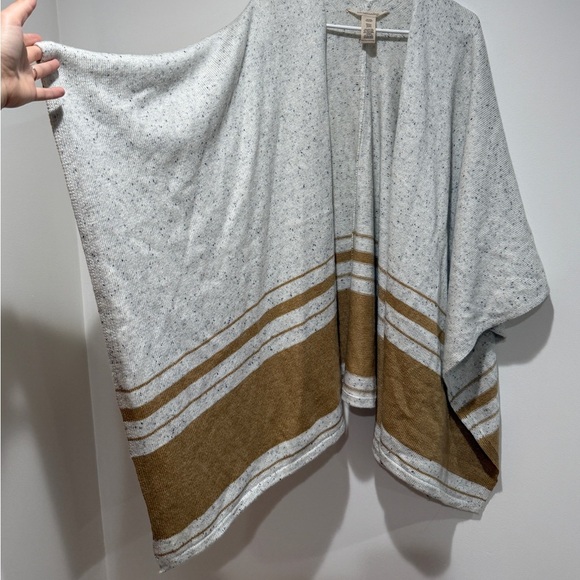 Soft Surroundings Leonnie Shawl Wrap One Size White Wool Blend Topper Poncho - Picture 3 of 6